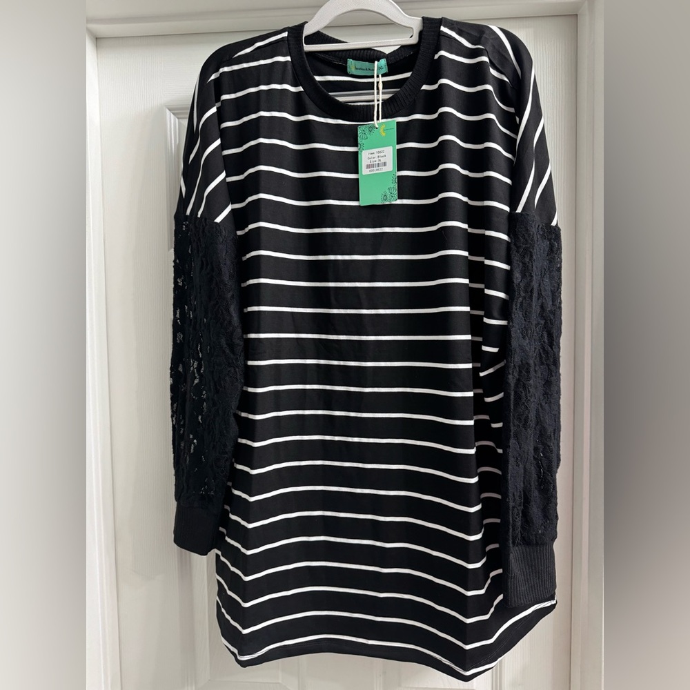 Black and white tunic with lace long sleeves. Size XL. NWT!
